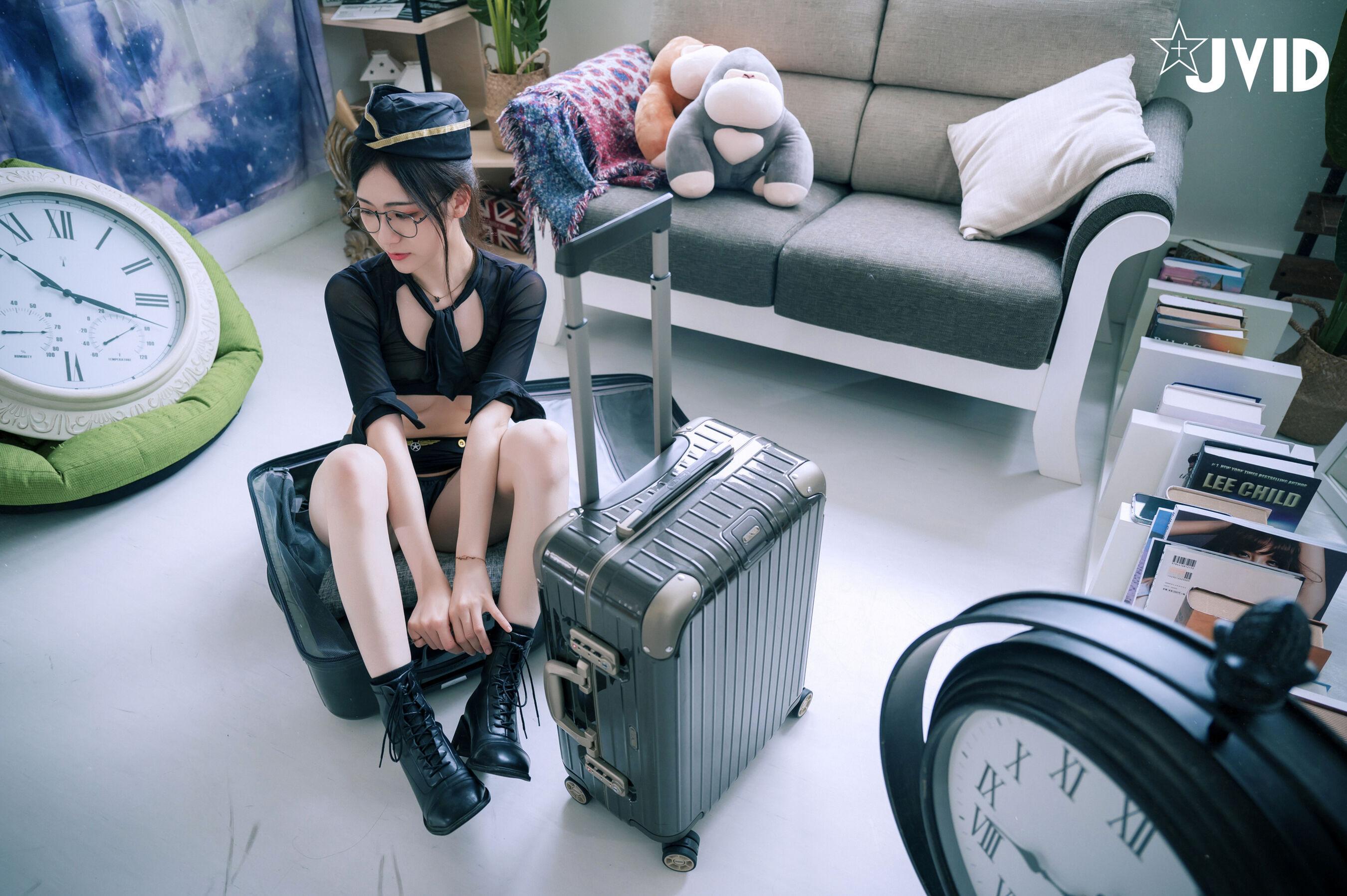 JVID 阿黎《性感暗黑空姐》