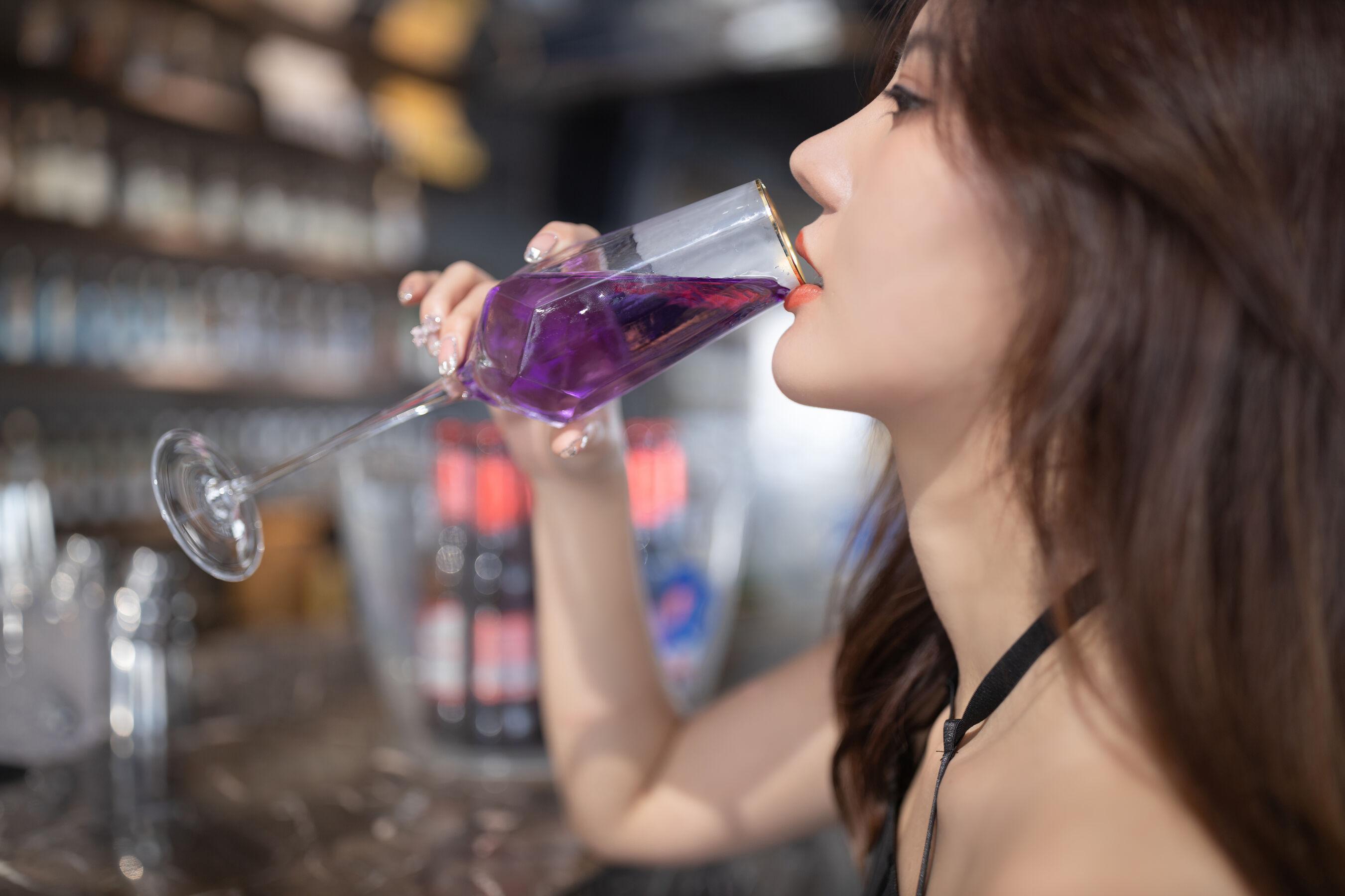 国模套图 酒台黑丝