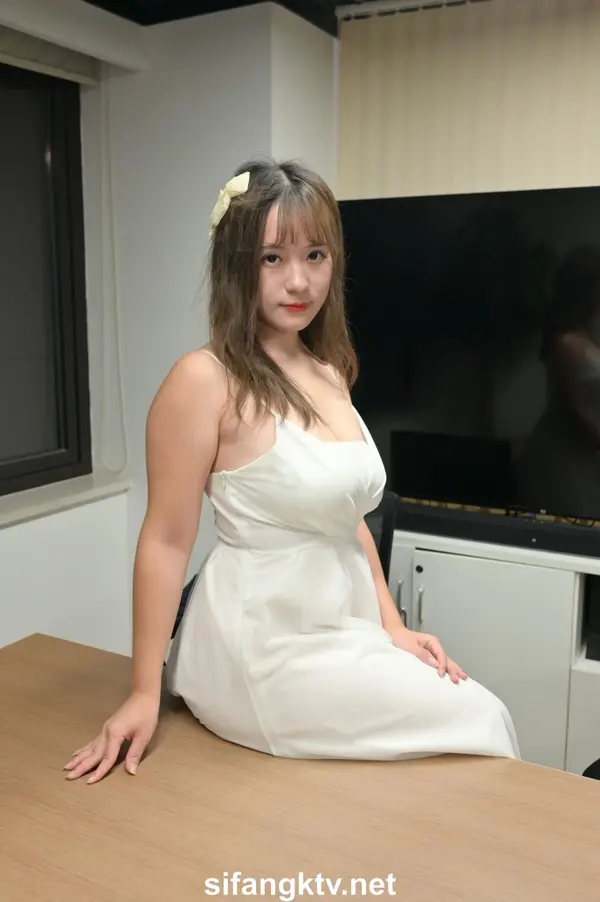 国模小唯大尺度性爱人体私拍套图