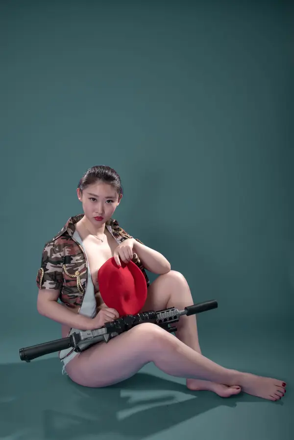 国模小燕人体私拍套图