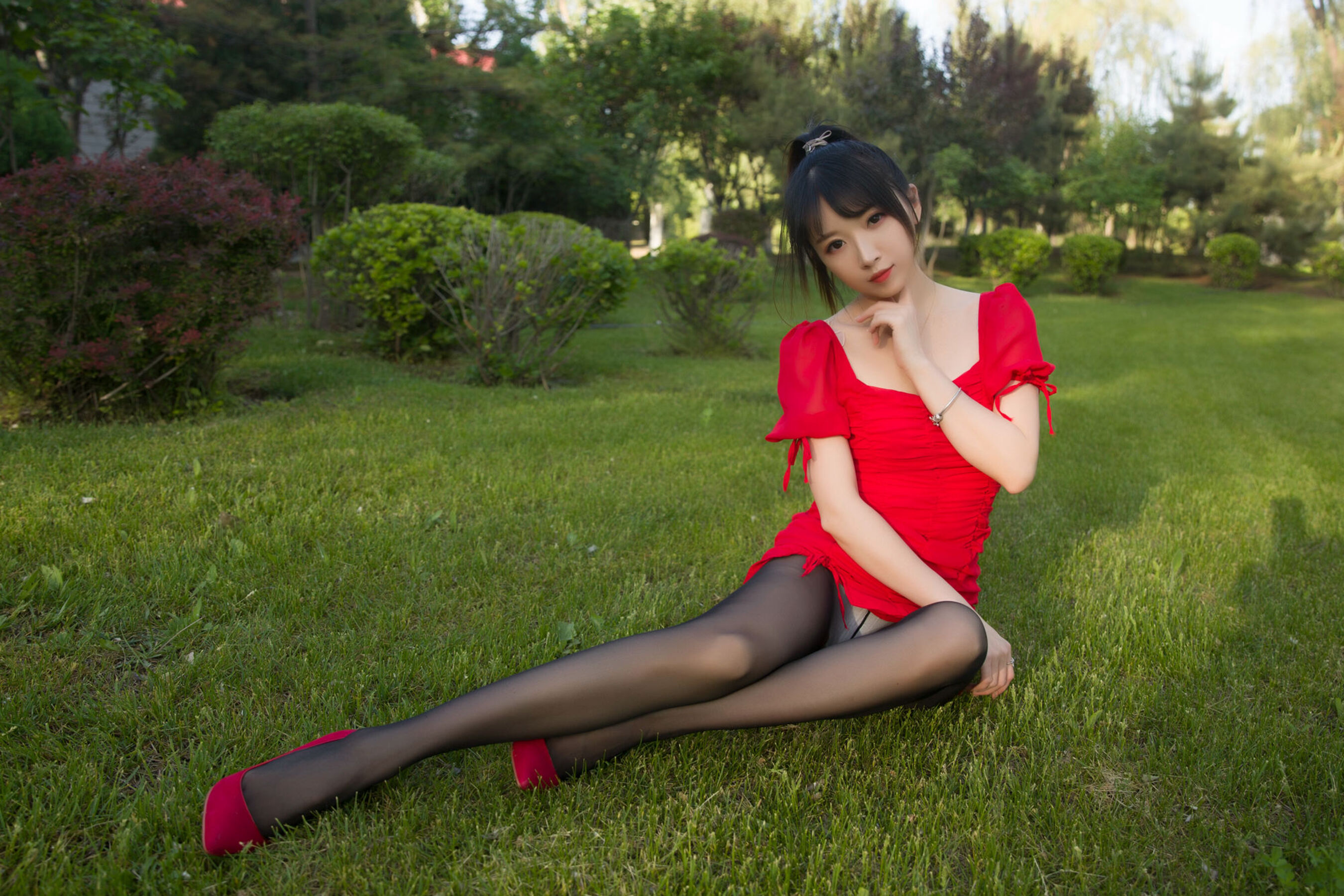 小女巫露娜《户外小红裙》 | Page 4