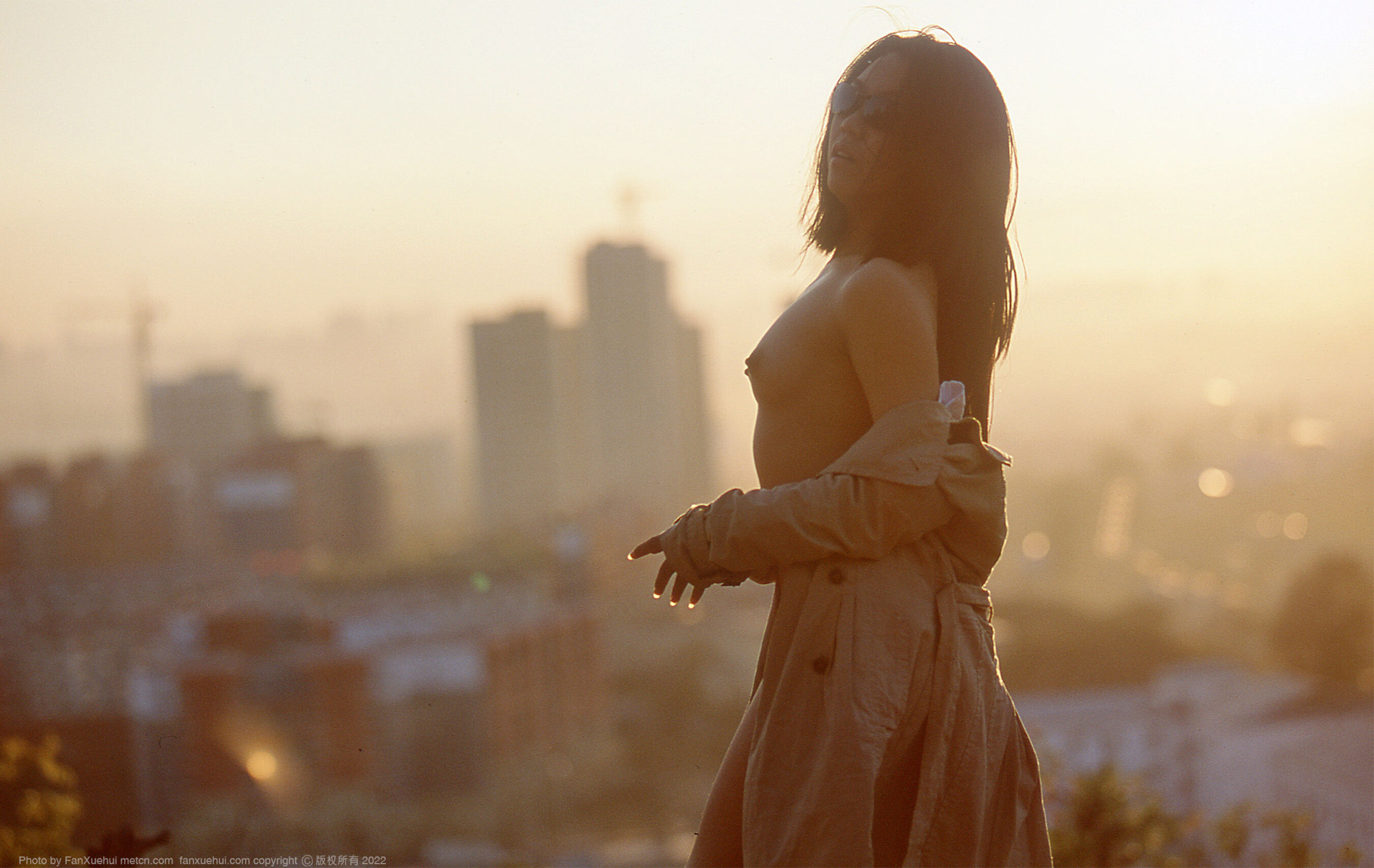 薛婧《夕阳下的美女》