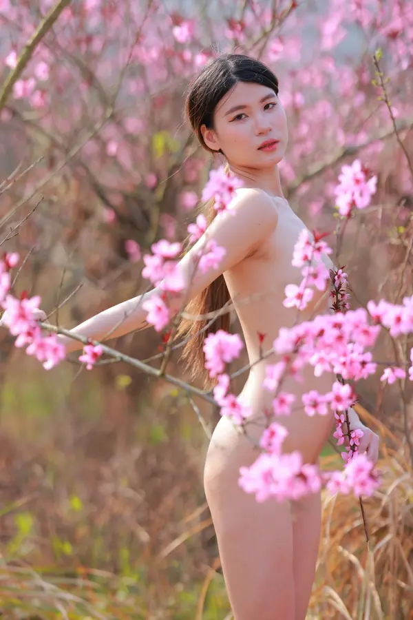 国模小暧大尺度人体私拍套图