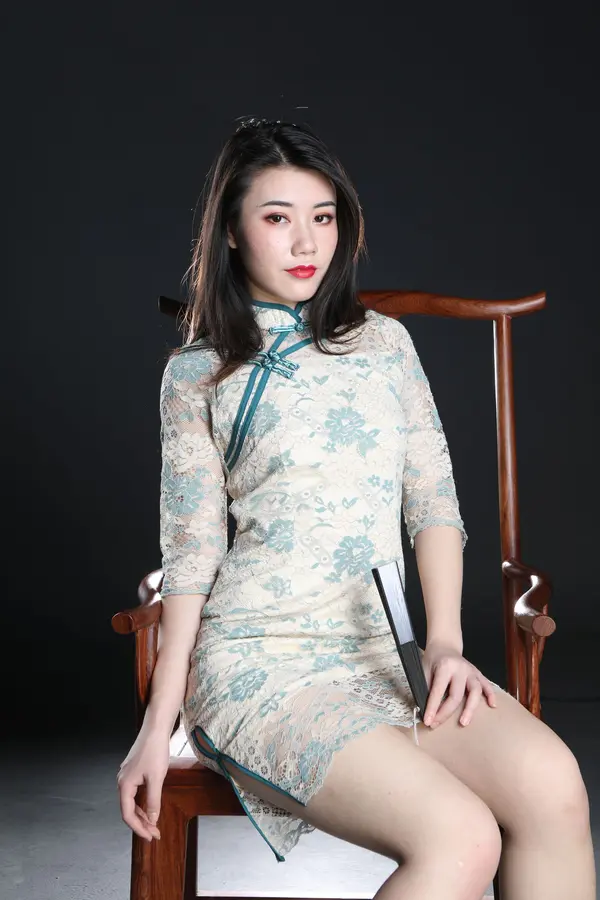 国模美娜大尺度人体私拍套图