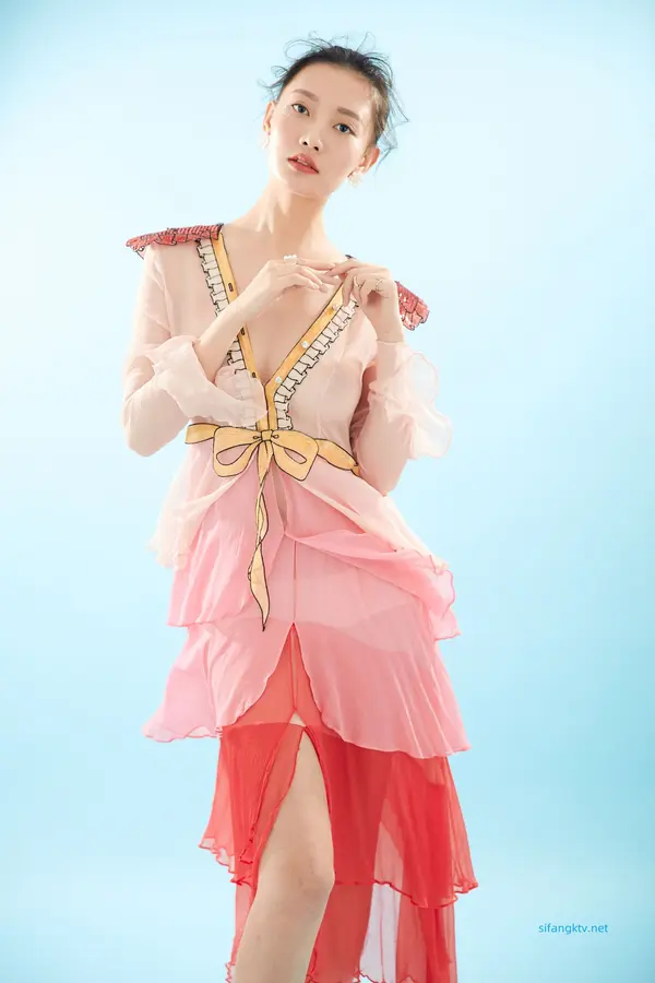 内地女演员曹成方子性感透点写真