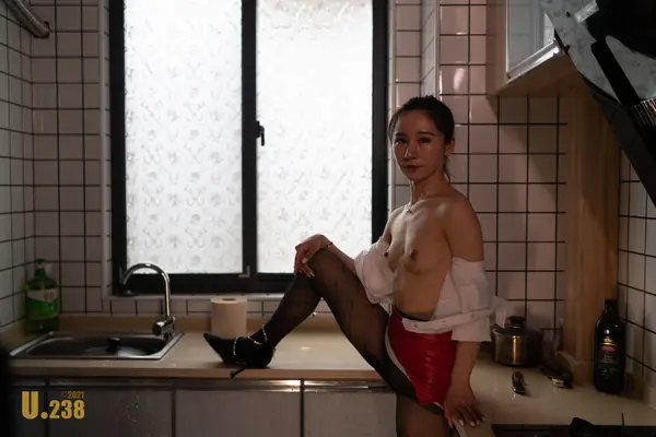 国模子义大尺度人体私拍套图 | Page 3