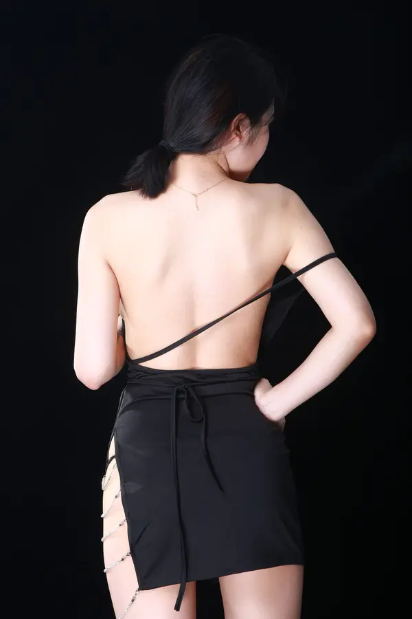 国模阿路大尺度人体私拍套图