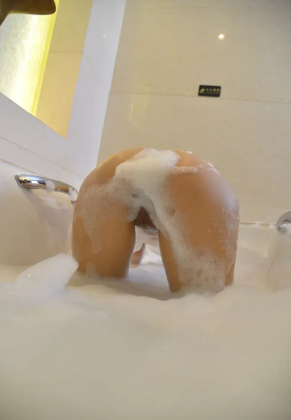 国模卡卡人体私拍套图