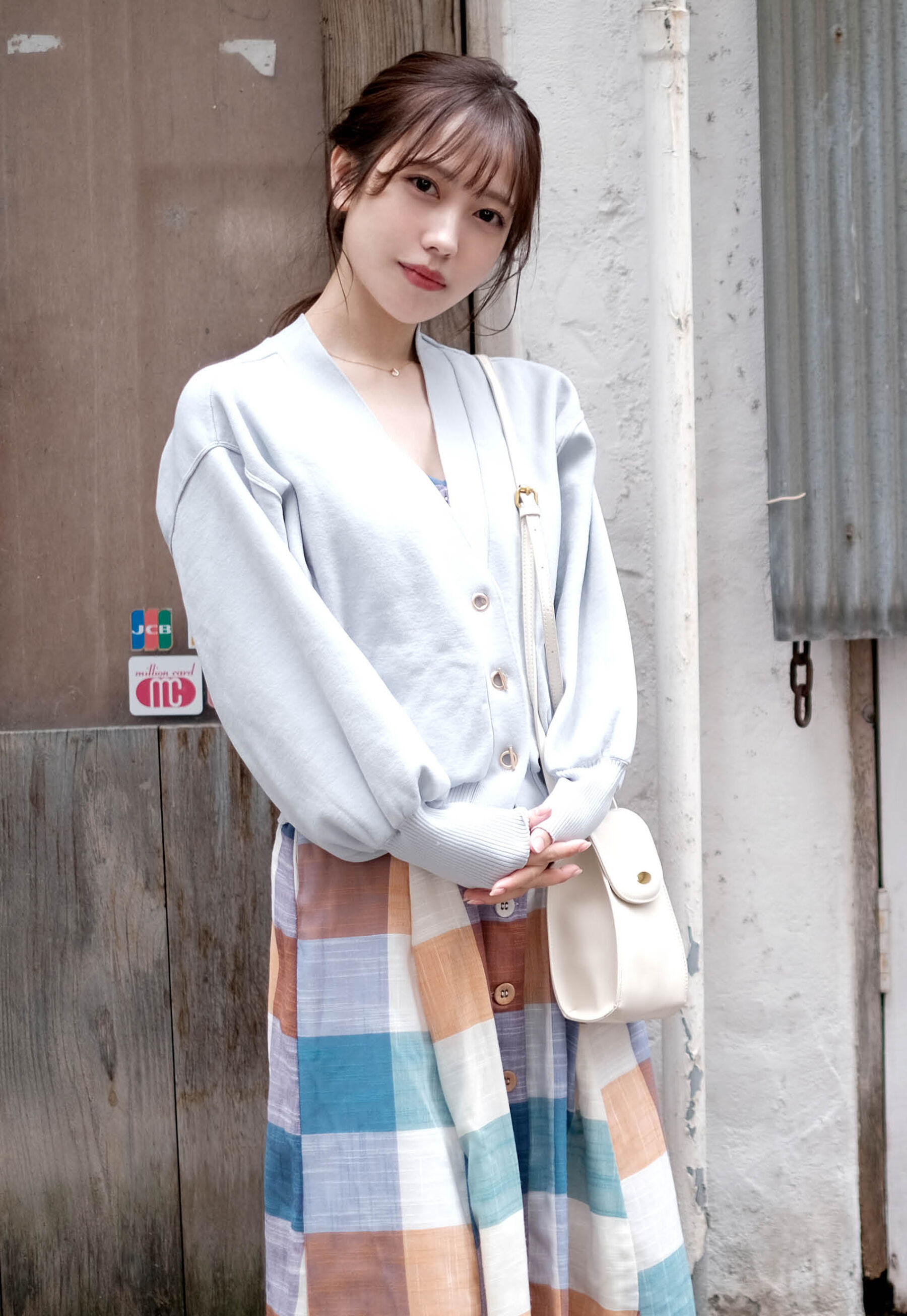 小凑四叶《デビュー1周年记念 moreover》 | Page 2