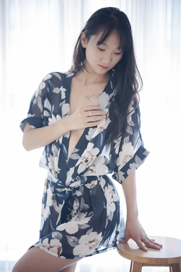 国模尧尧大尺度人体私拍套图