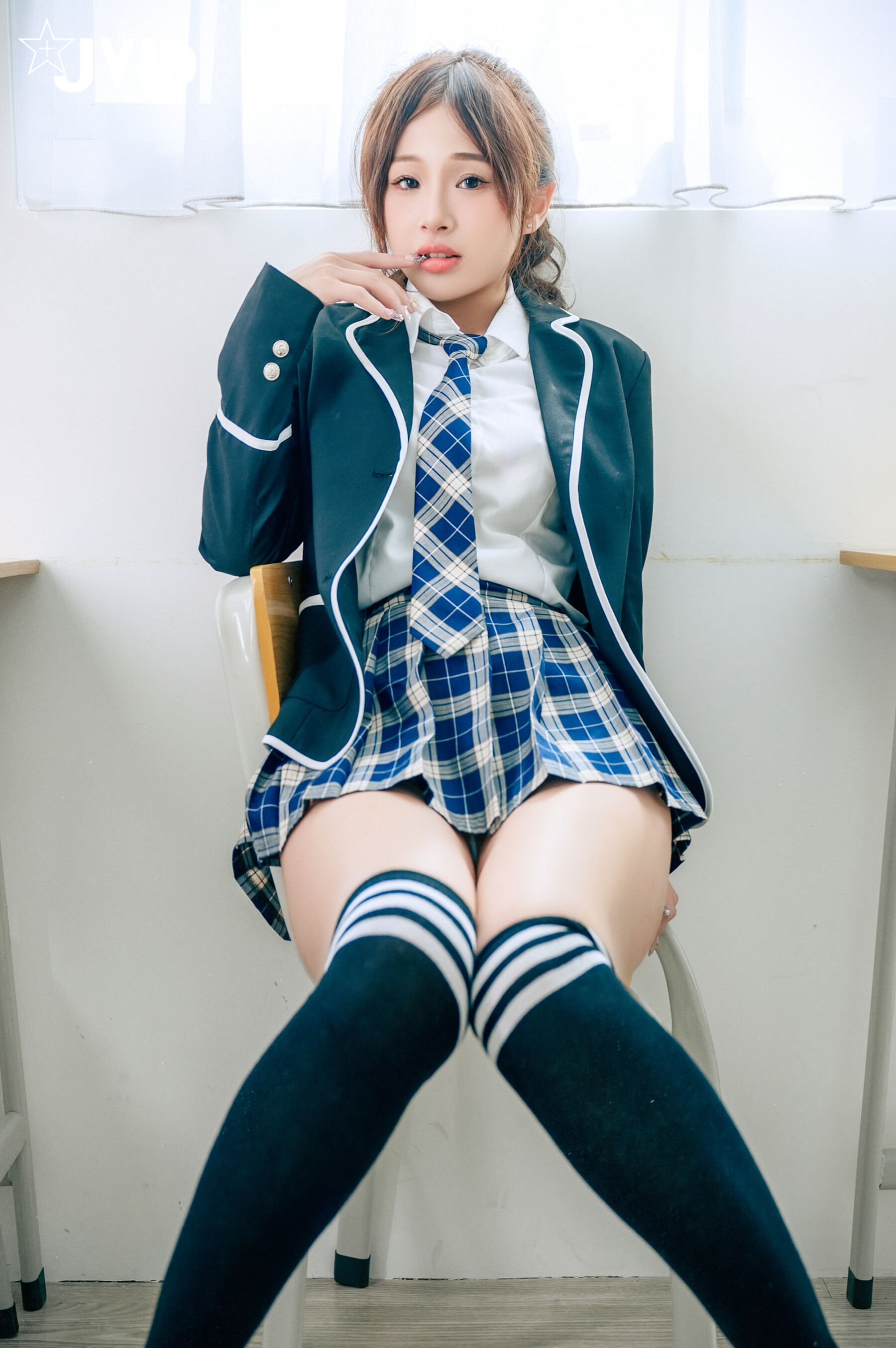 婕咪《下课后在教室色色被老师发现 婕咪惨遭后庭开发》 | Page 4