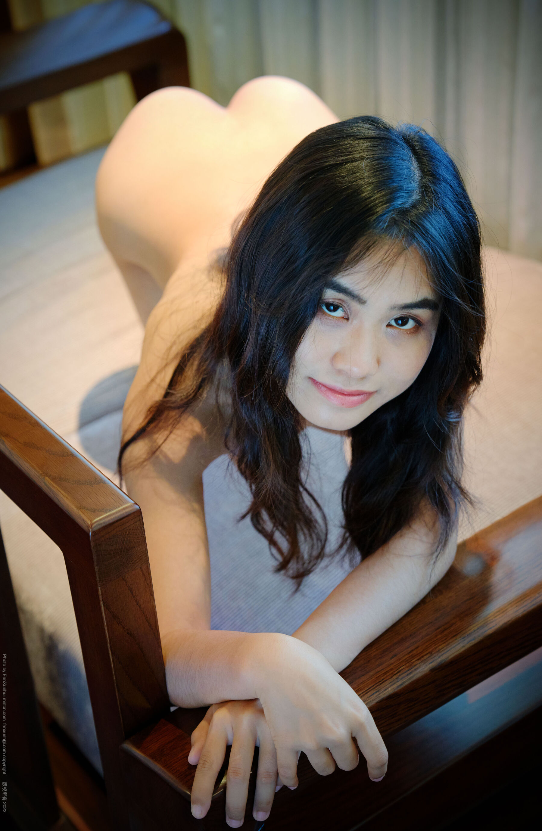 莎丝《沙发上的少女》