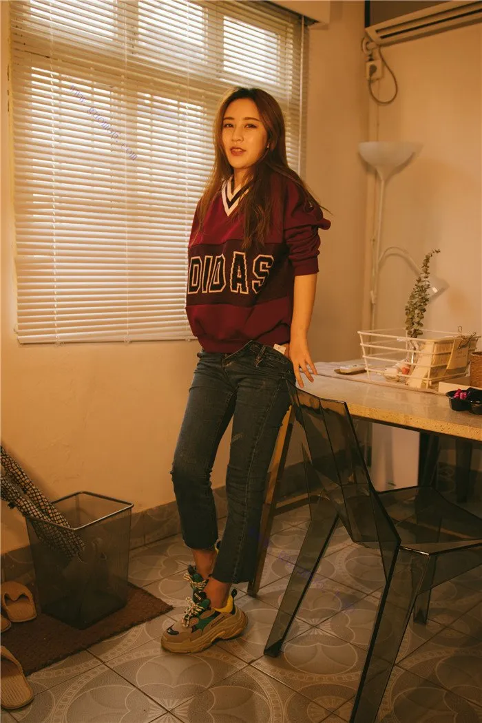 女神乔依琳室内脱衣内衣写真 | Page 3
