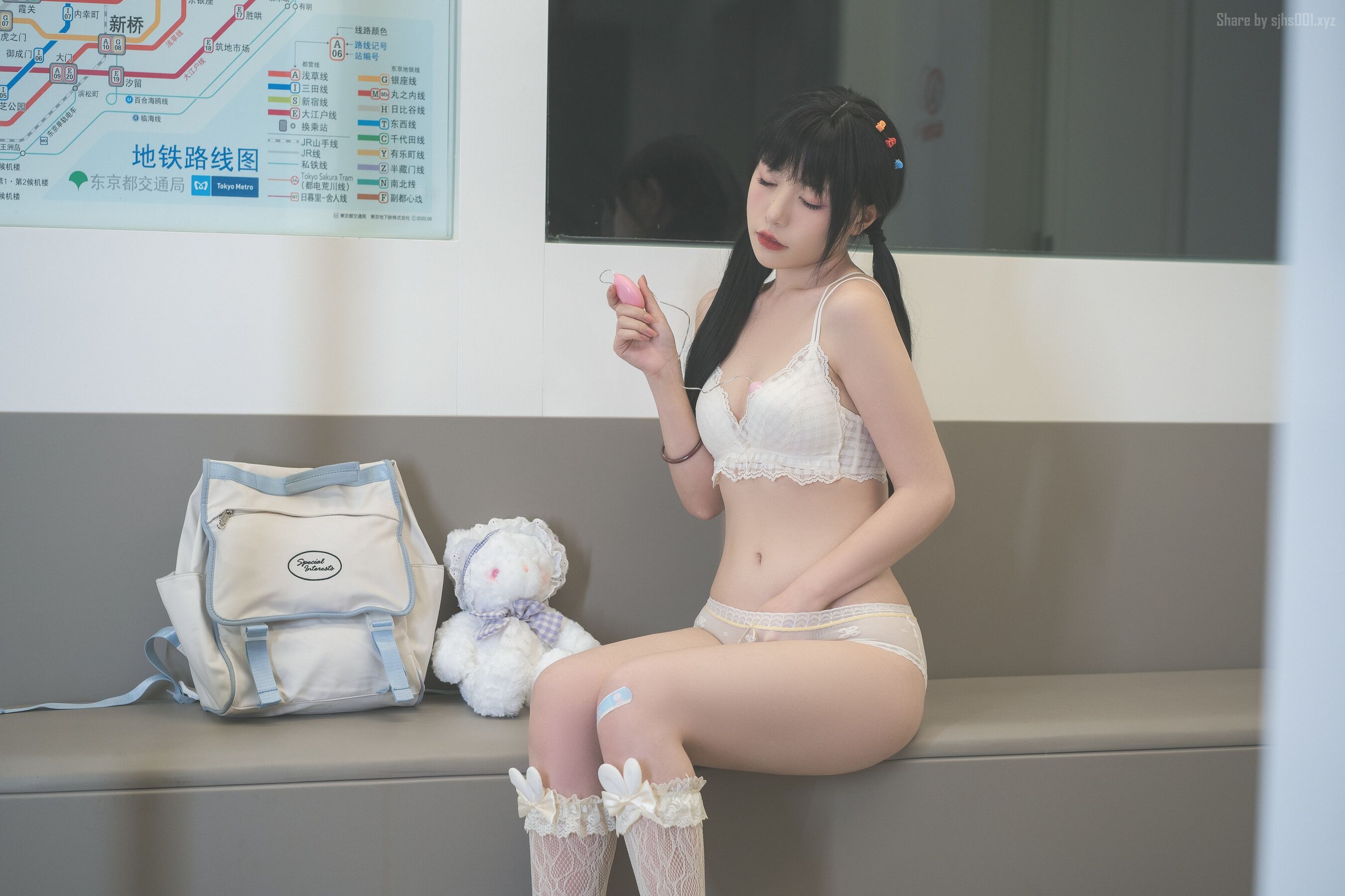 喵小吉《深夜地铁》