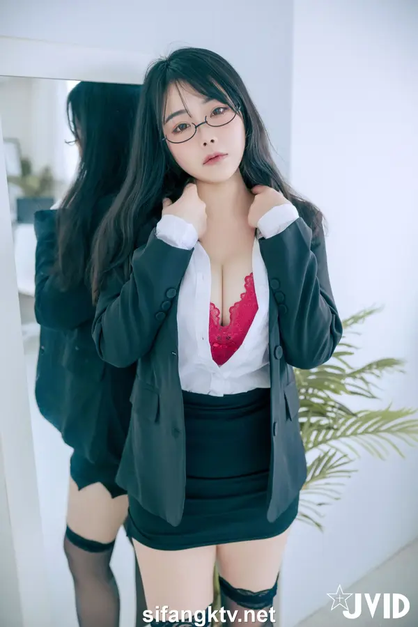 蒂蒂《办公桌下的性感秘书》
