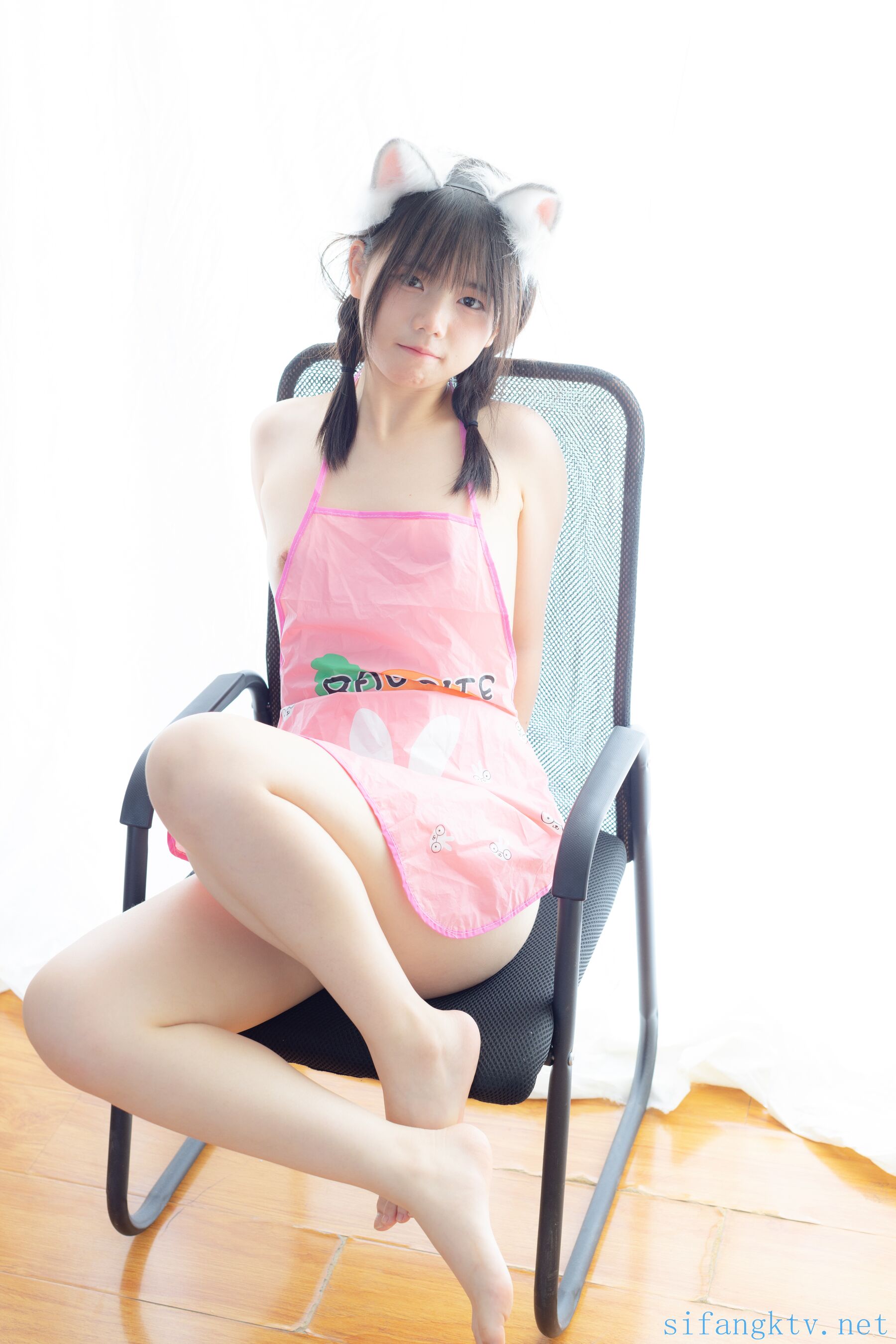 小鱼《粉色肚兜》