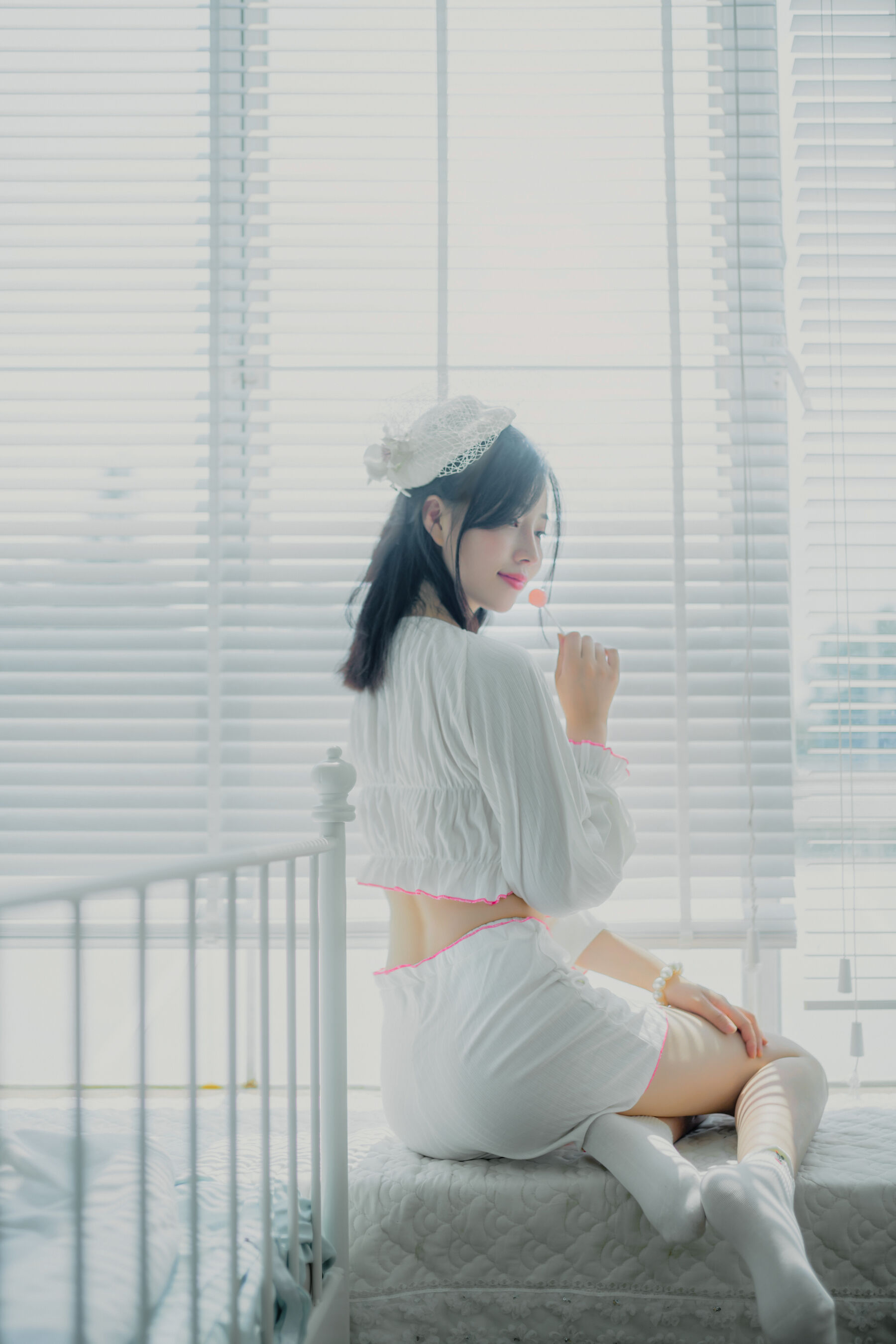 年年《吃棒棒糖的少女》 | Page 2