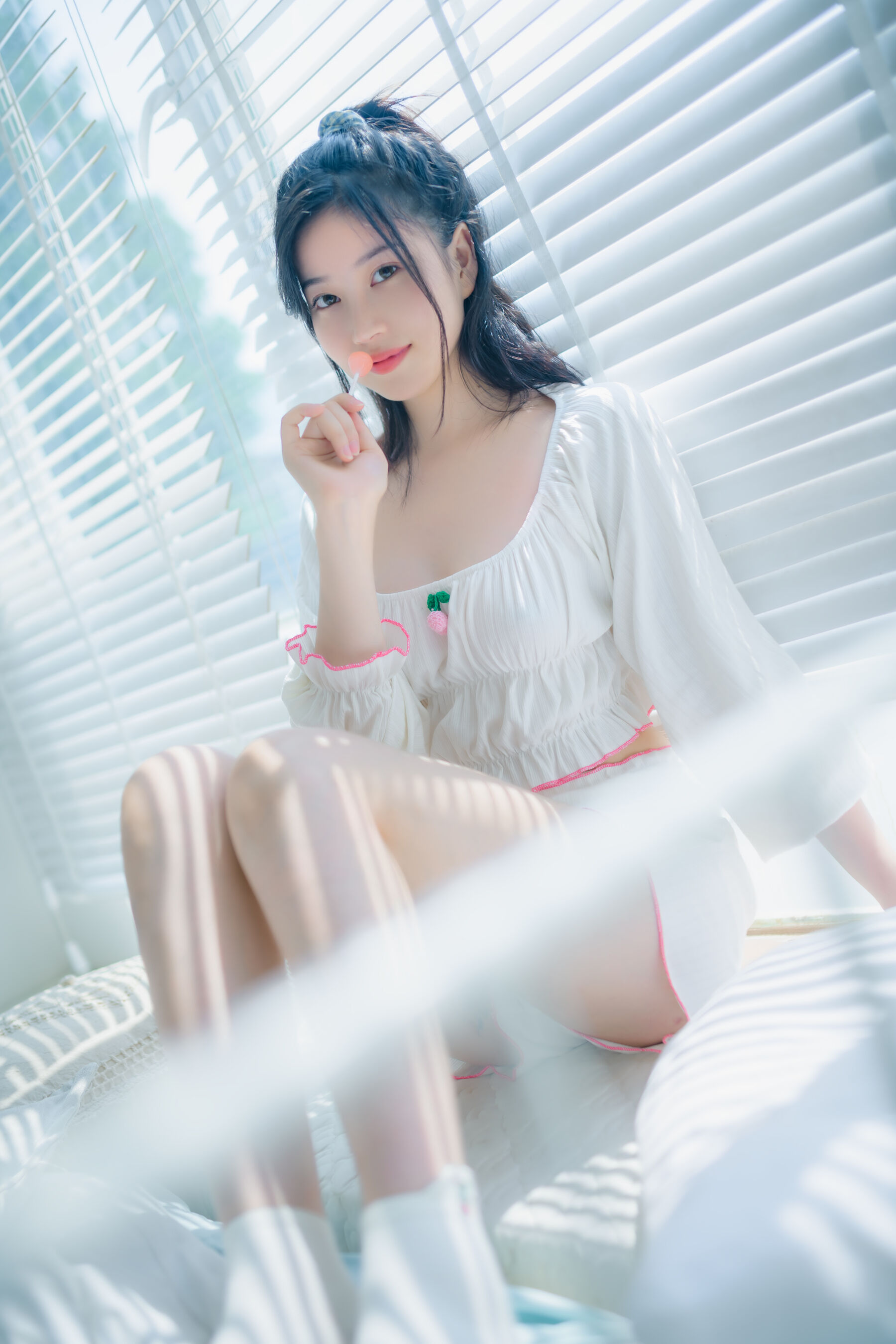 年年《吃棒棒糖的少女》 | Page 3