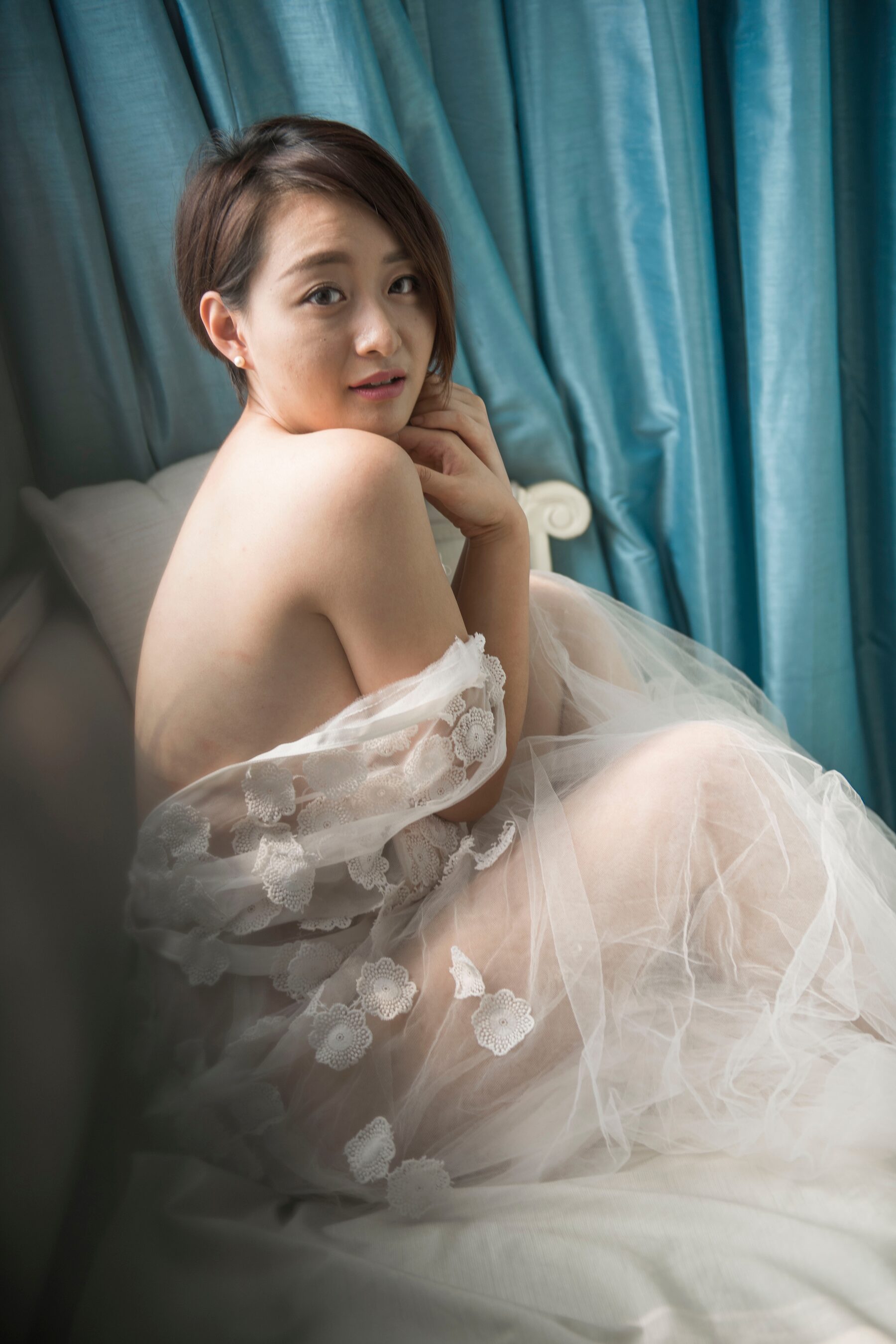 国模小媛人体私拍套图