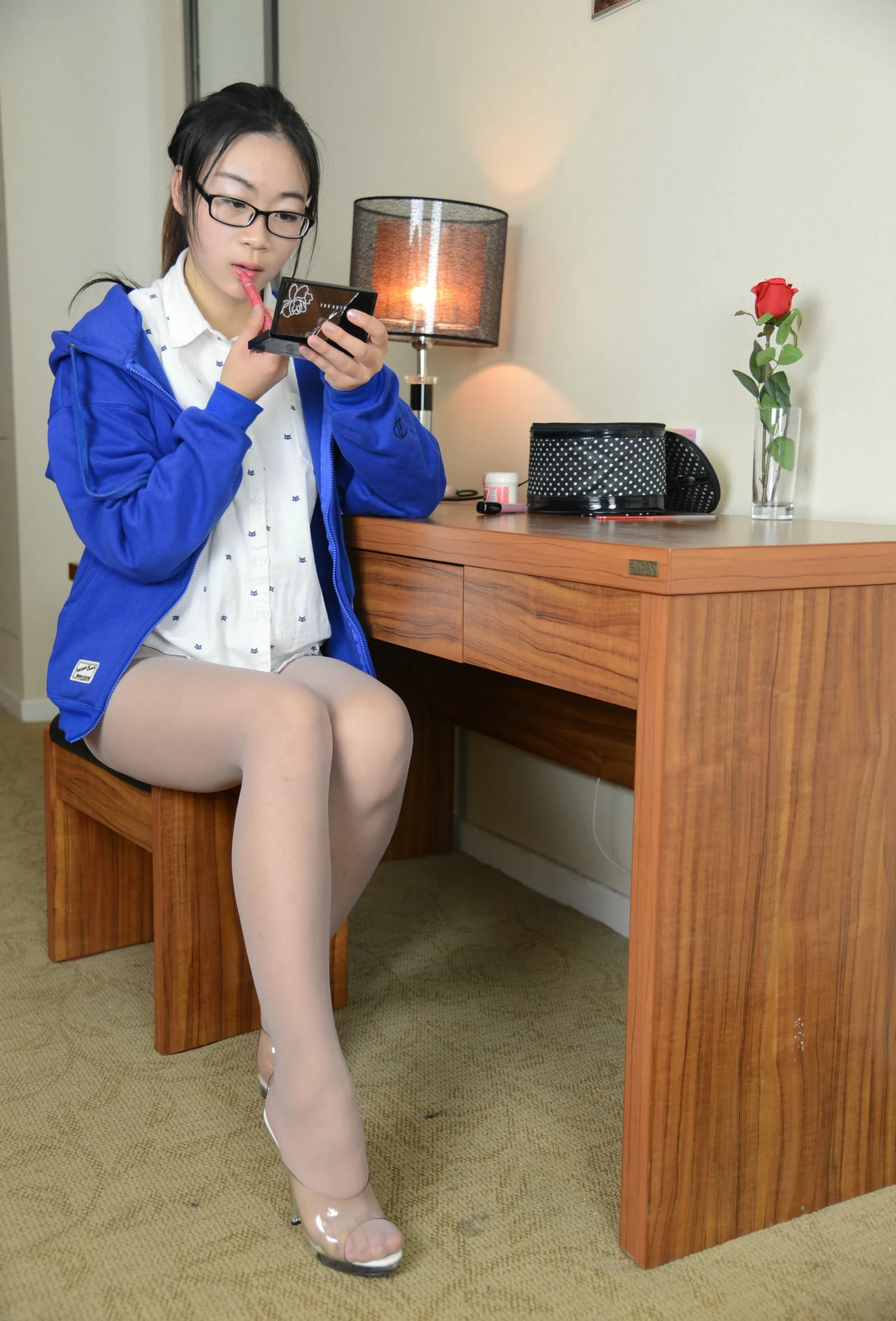 国模欣欣大尺度人体私拍套图