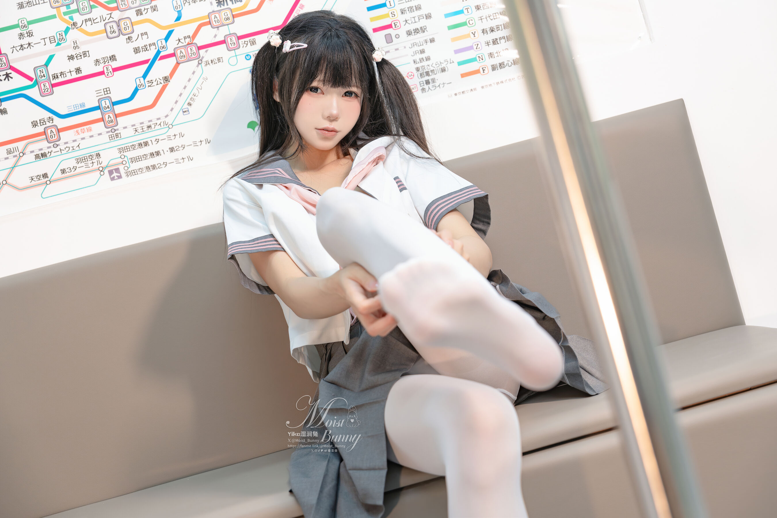 Yiko湿润兔《地铁萌妹·恋爱循环》 | Page 4