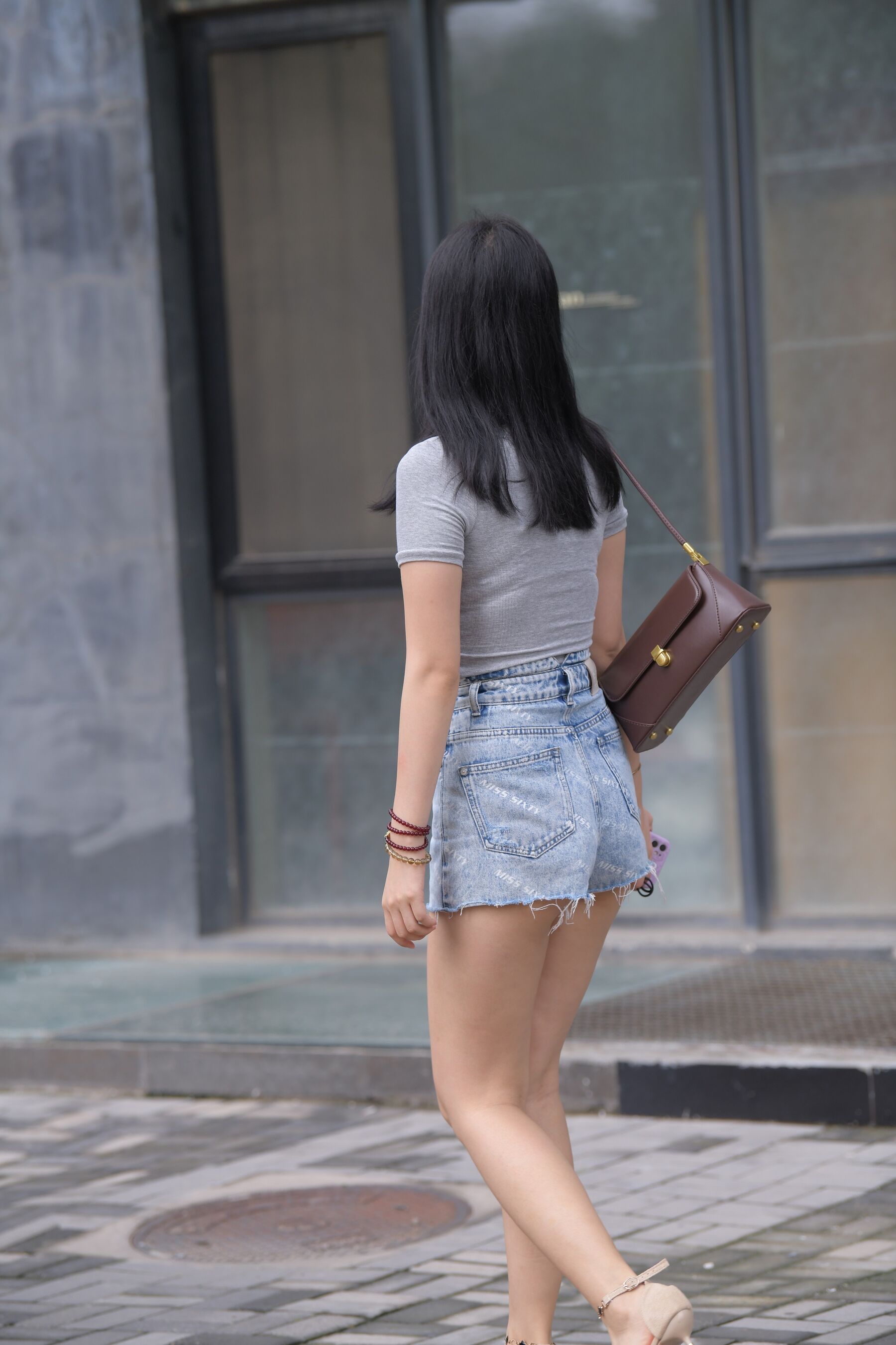 牛仔短裙美女 | Page 2