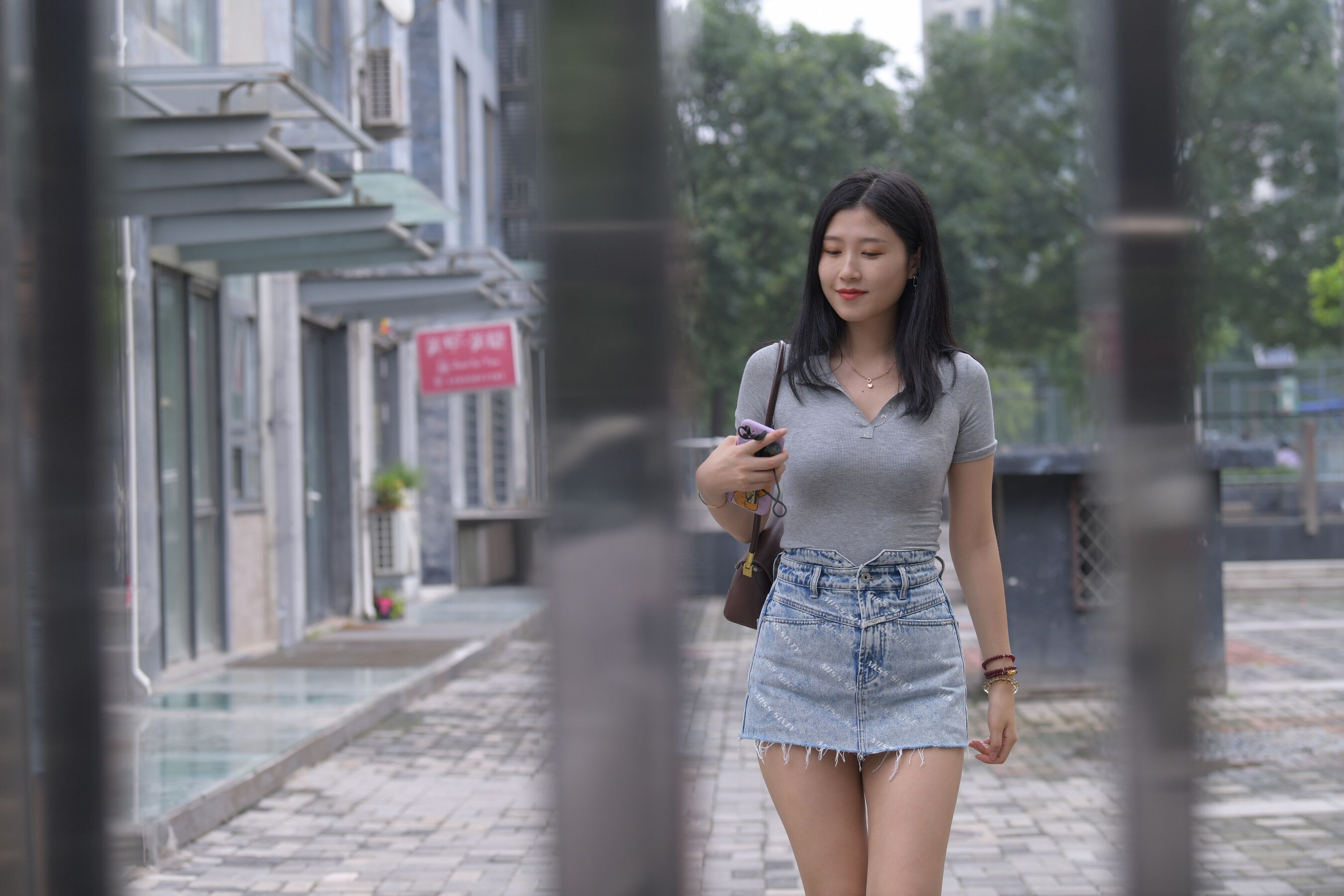 牛仔短裙美女 | Page 3