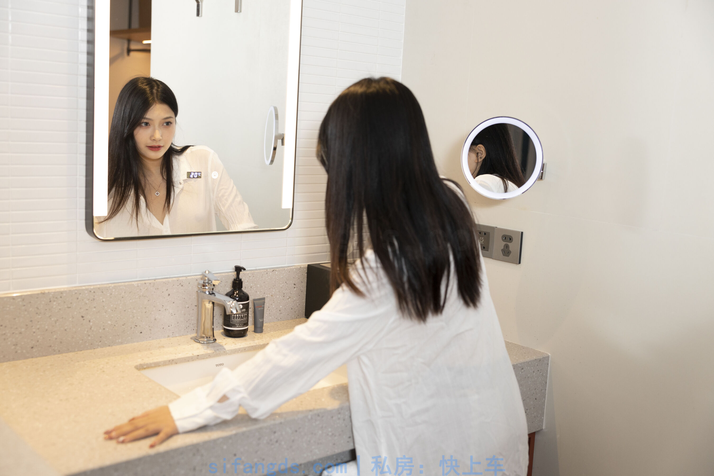 国模诗婷大尺度人体私拍套图 | Page 2