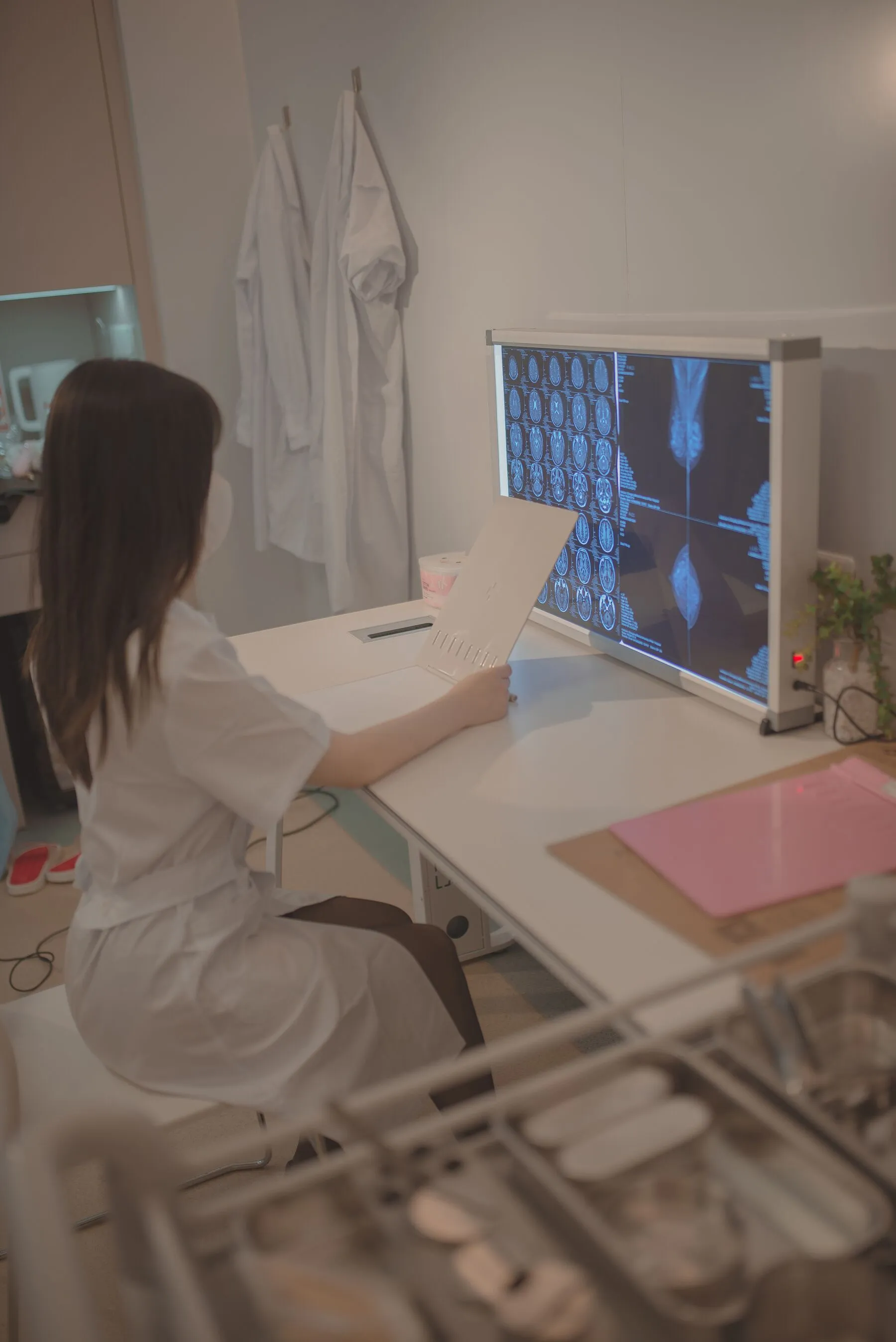 鹿初少女《痴女护士》 | Page 3