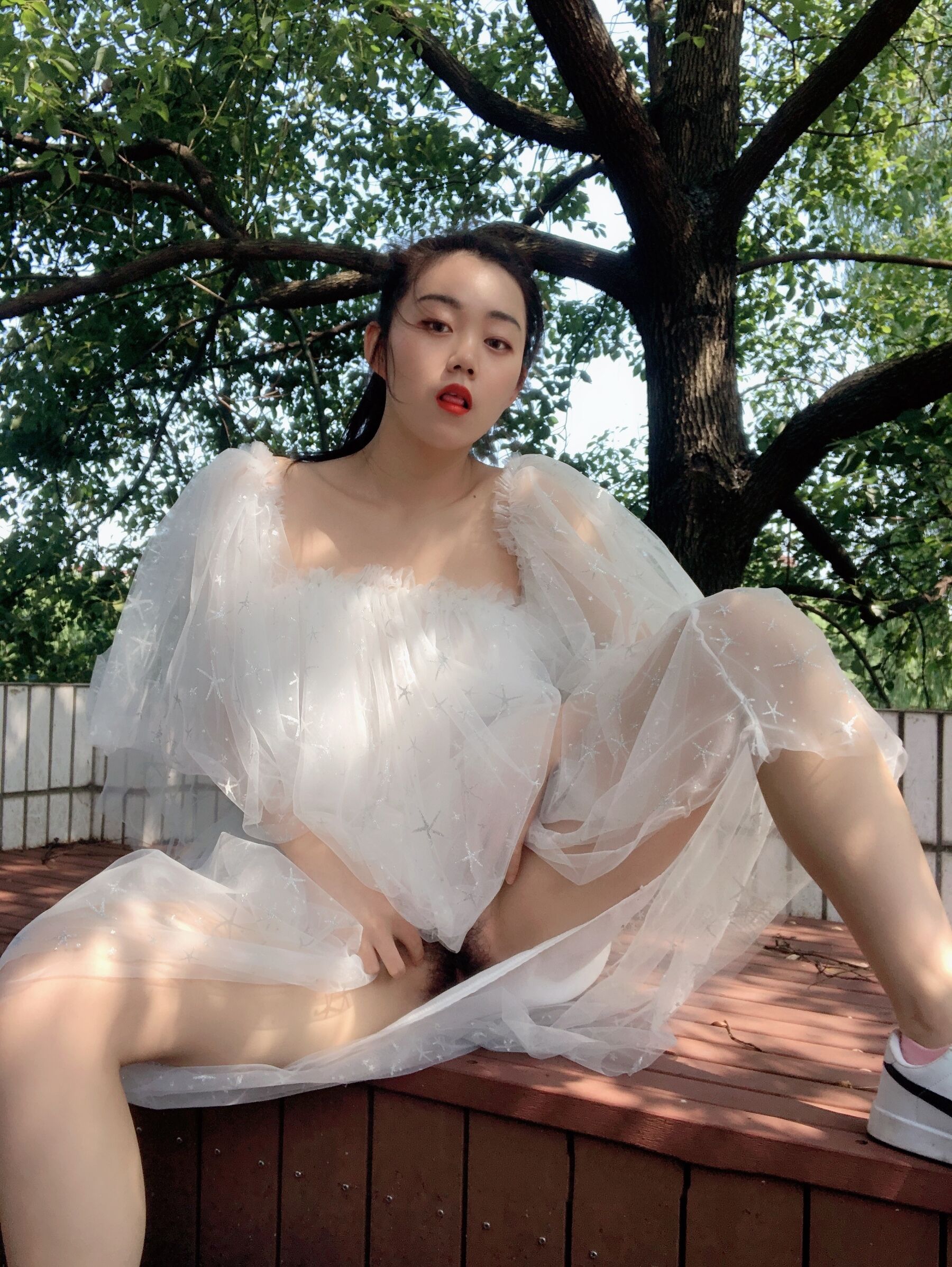 浙江美术学院大二气质美女吴X晶《凉亭》