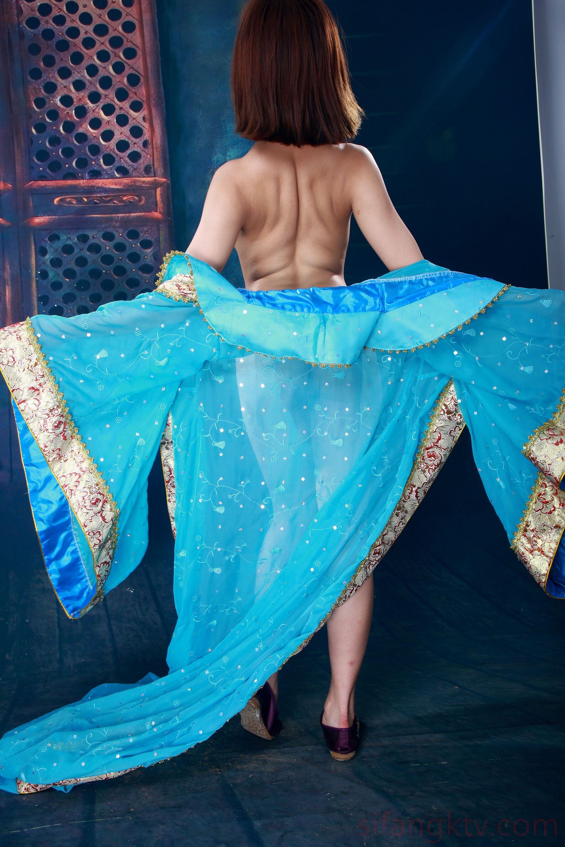 国模小高人体私拍套图