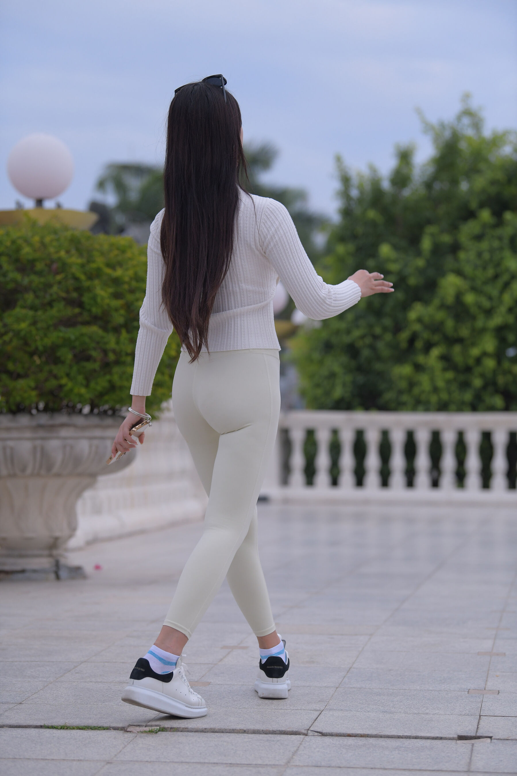 白色瑜伽裤美女