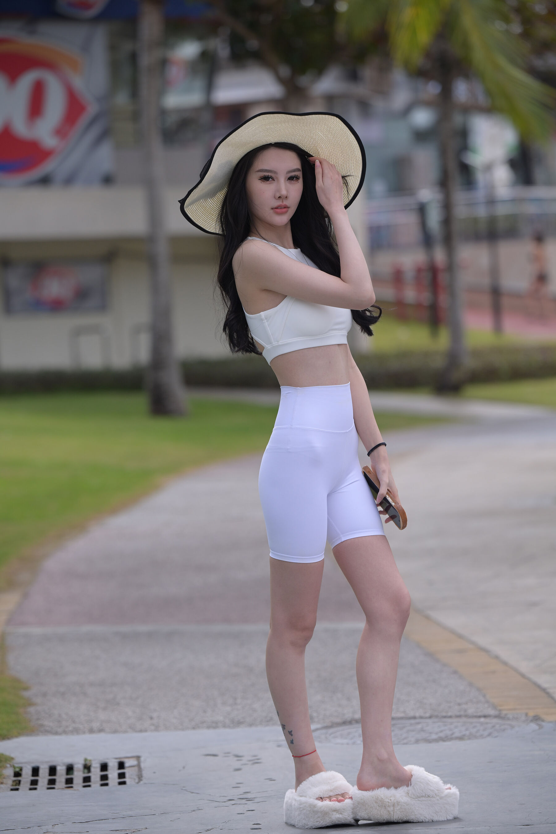 白色短裤美女 | Page 4